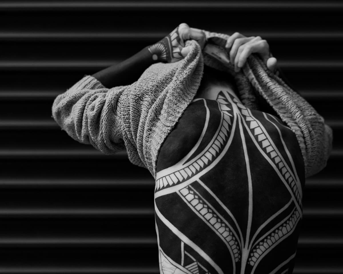 Costas em blackwork tribal moderno